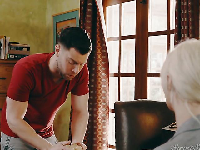 Bosomy mature mom Syren De Mer fucks a boy