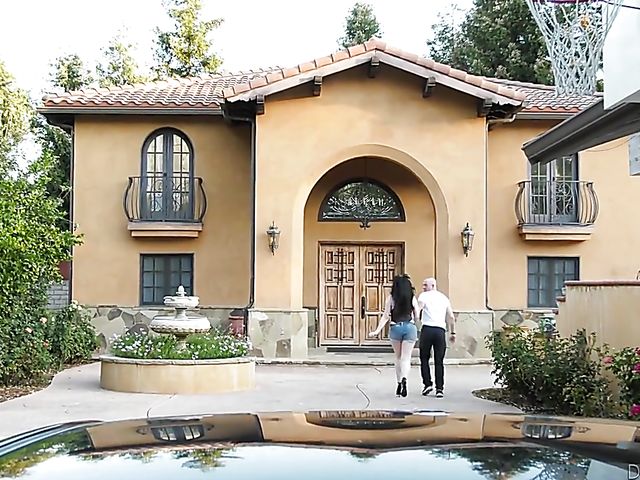 Big natural tits teen Amilia Onyx gets slammed