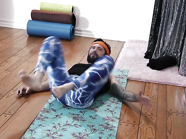 Fitness babe Ariana Marie gets tag teamed