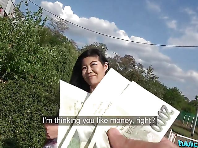 Akasha Coliun gets cash for sex in the outdoors