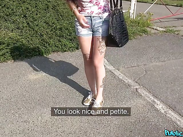 Akasha Coliun gets cash for sex in the outdoors