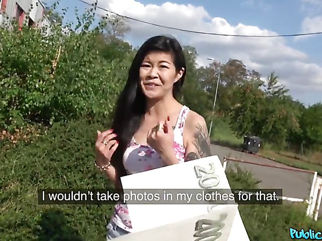 Akasha Coliun gets cash for sex in the outdoors