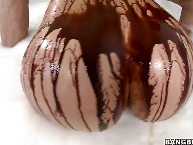 Big ass white girl Anikka Albrite gets penetrated