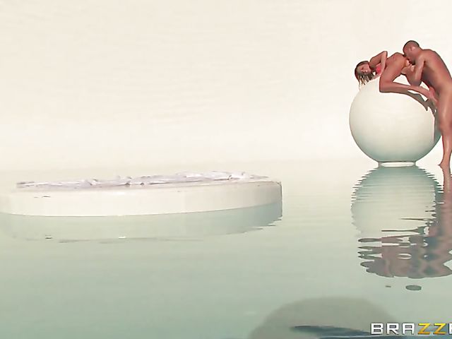 Mia Malkova anal in the middle of the pool