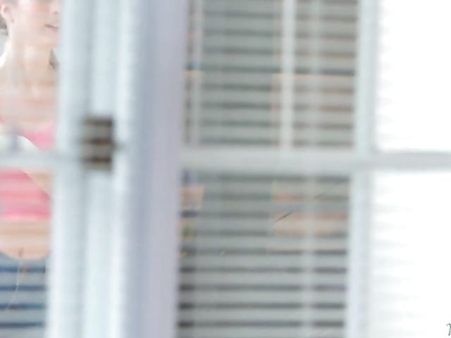 Lesbian stepmom Kendra James gets eaten out by Jill Kassidy