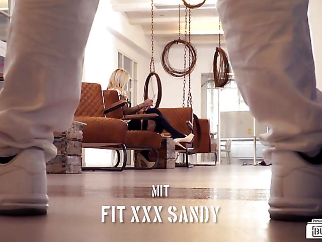 Pierced nipple blonde Sandy seduces the cleaner