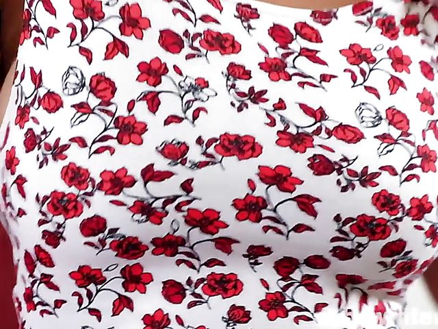 Ebony Brianna flaunts her huge natural boobs 