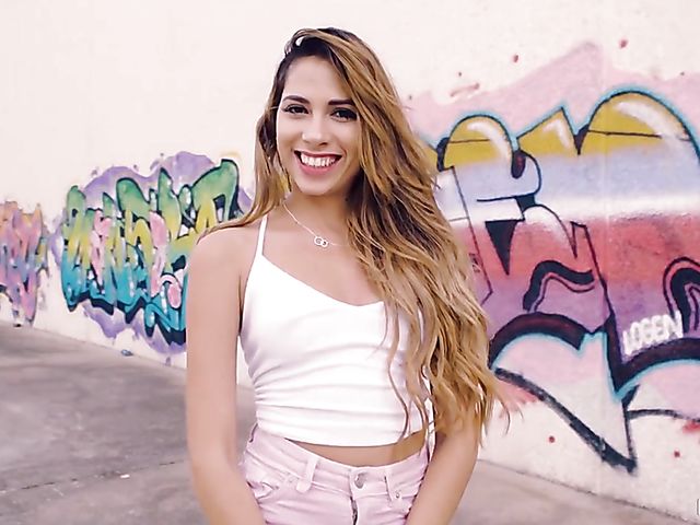 Standing sex outdoors with Venezuelan beauty Baby Nicols