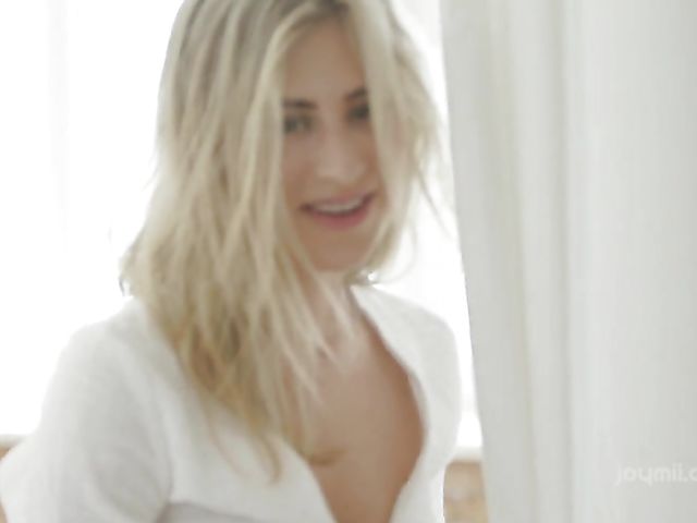 Blonde in white Lindsey Cruz having passionate sex