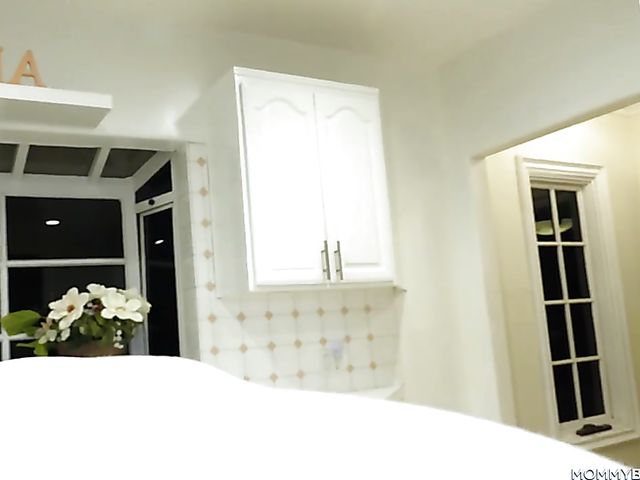 Chrissy Lynn - Big boobed mom sucks