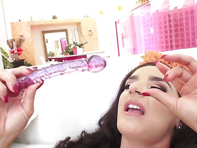 Sheena Ryder displays her milf ass and plays with herself