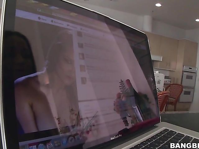 Big white ass girl Dani Daniels gets it on