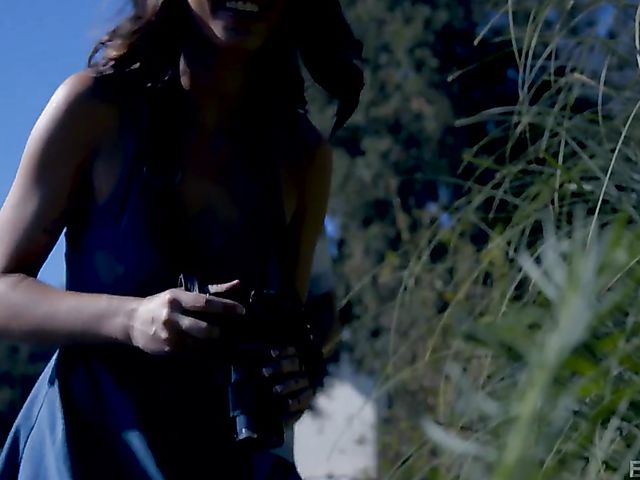 Hot sex outdoors with lovely photographer Jade Nile