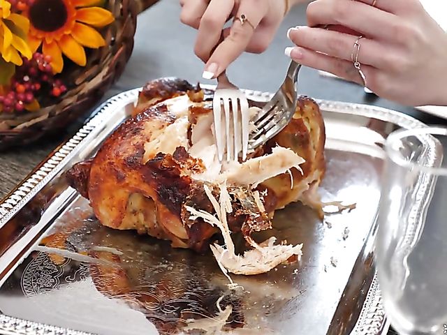 Thanksgiving fuck with horny teen Naomi Blue