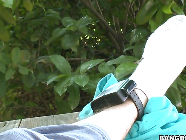 Outdoor handjob from charming Gypsy
