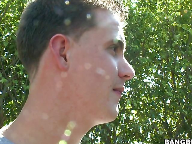 Outdoor handjob from charming Gypsy