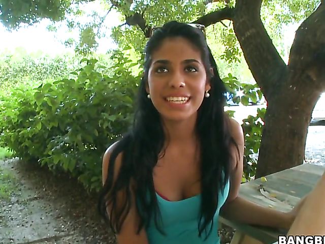 Outdoor handjob from charming Gypsy