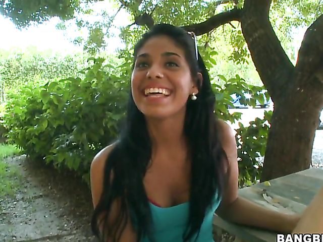 Outdoor handjob from charming Gypsy