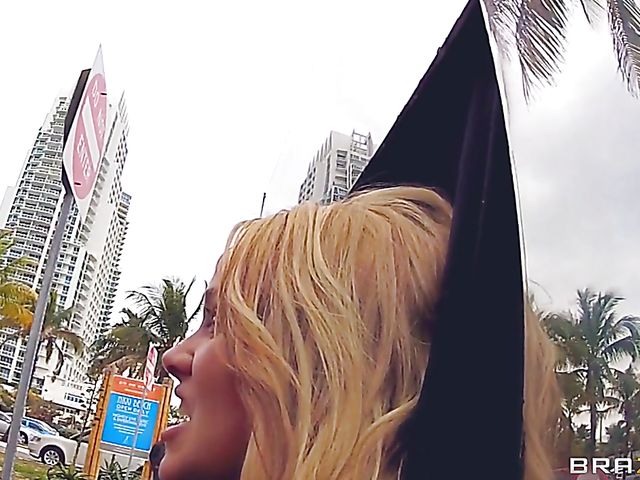 Public sex in the downtown with Alexis Monroe