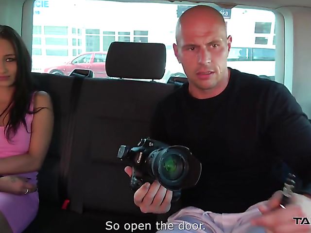 Easy cute model fuck in the backseat