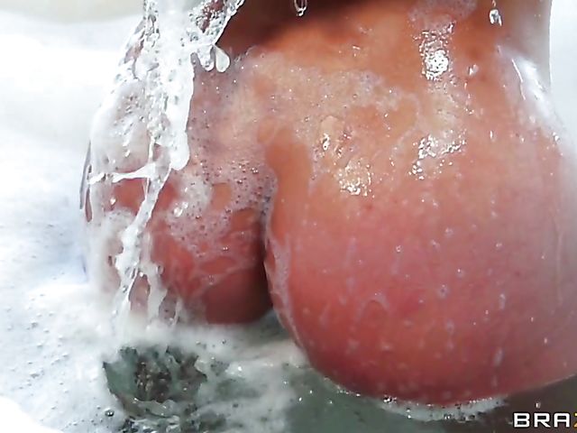 Busty DP lover Diamond Kitty gets shared after bath