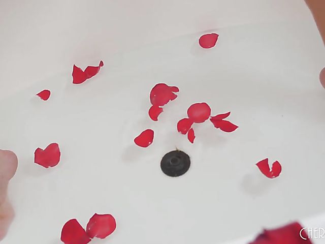 Emma Hix - Solo fingering in the bathtub with a red rose 