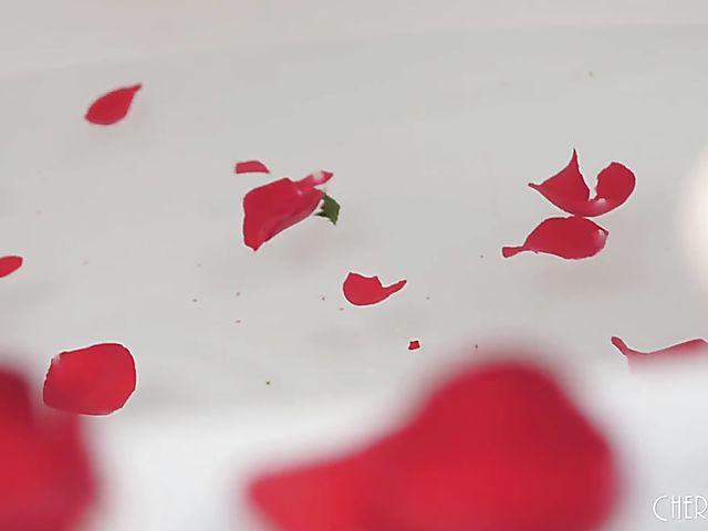 Emma Hix - Solo fingering in the bathtub with a red rose 