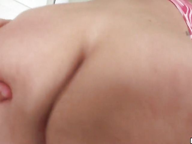 Sporty hot girl Shelby Paige gets picked up on the beach