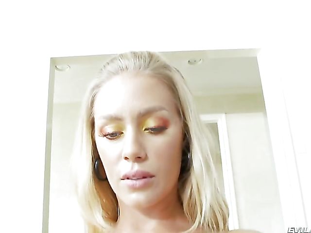 Leggings ass tease featuring busty Nicole Aniston 