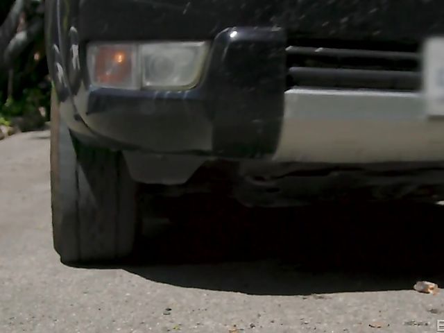 Resort fuck with pierced nipple babe Jaye Summers