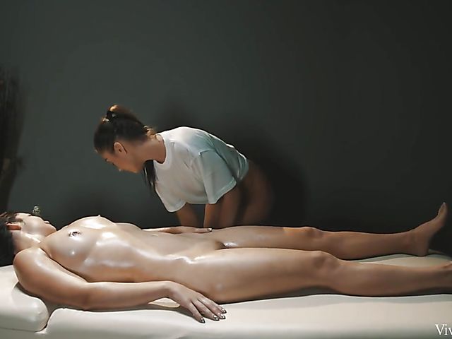 Perfect lesbian massage with Petra F and Sabrisse 