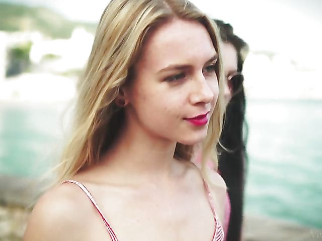 Anie Darling & Arya - Lesbians kissing and licking