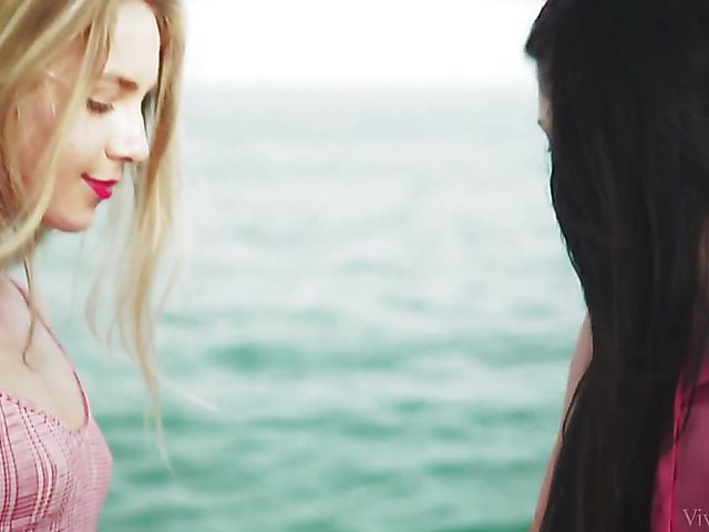 Anie Darling & Arya - Lesbians kissing and licking