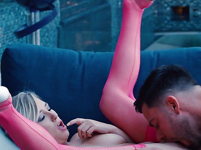 Blonde stockings babe Carolina Sweets gets it on