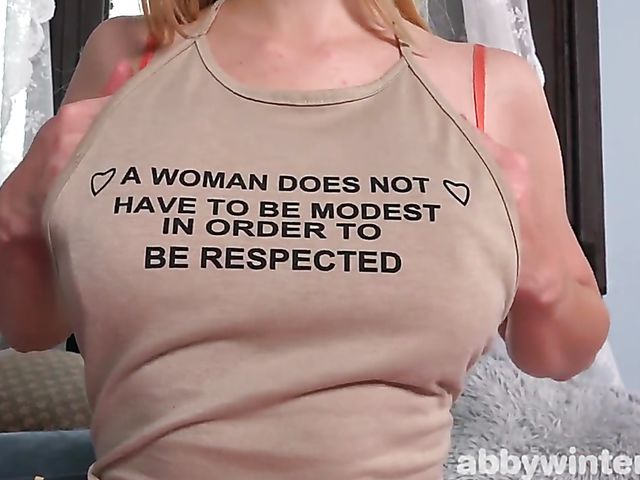 Amateur hairy chick Kayla J plays with her bush