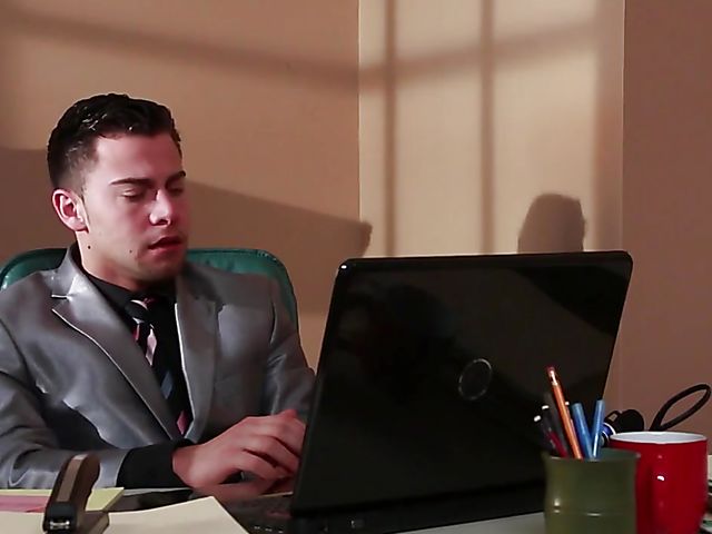 Lesbian tattooed babe Bonnie Rotten squirting with AJ Applegate 