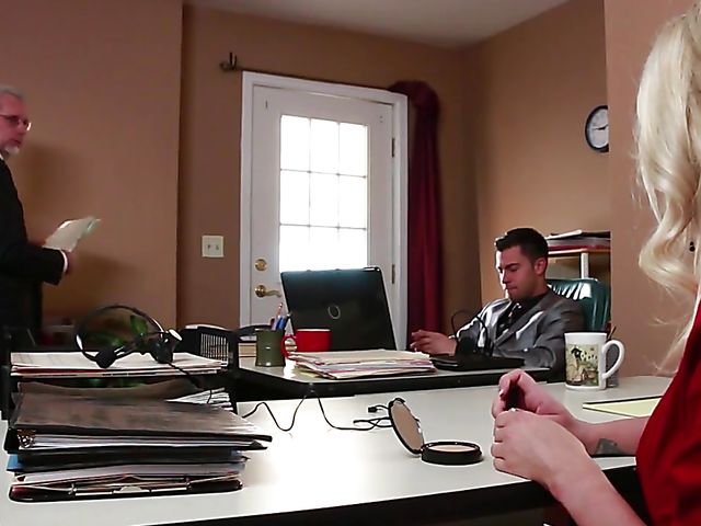 Lesbian tattooed babe Bonnie Rotten squirting with AJ Applegate 