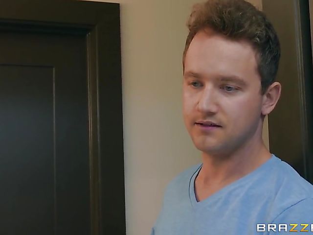 Pantyhose MILF Dana Dearmond gets screwed in the bathroom