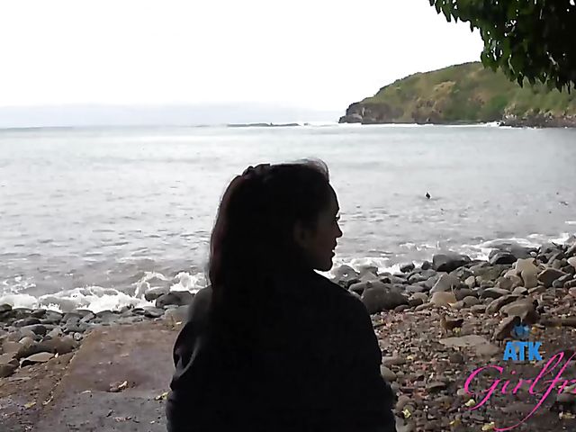 Naughty teen Brooke Haze shows her feet and cunt in the car