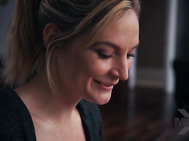 Lingerie MILF Mona Wales gets pounded by Zac Wild