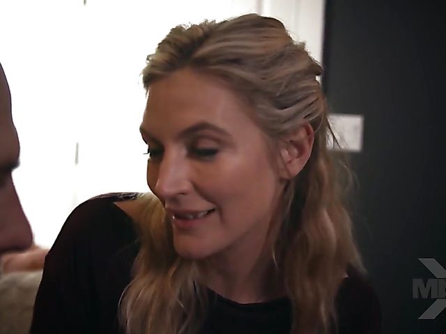 Lingerie MILF Mona Wales gets pounded by Zac Wild