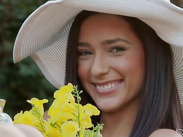 Shower lesbians Honey Gold and Mercedes Carrera 