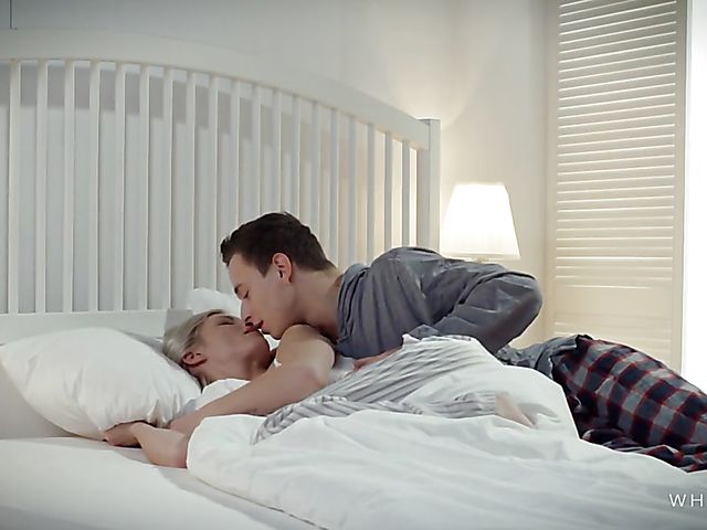 Sensual threesome with cute Zazie Skymm and Apolonia Lapiedra