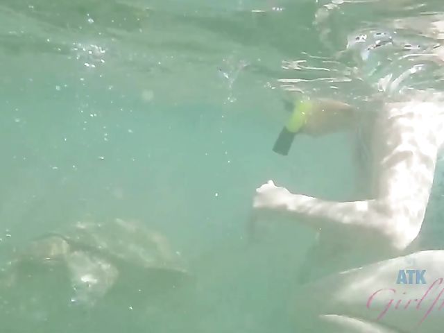 Hairy girlfriend Niki Snow is naked on the beach