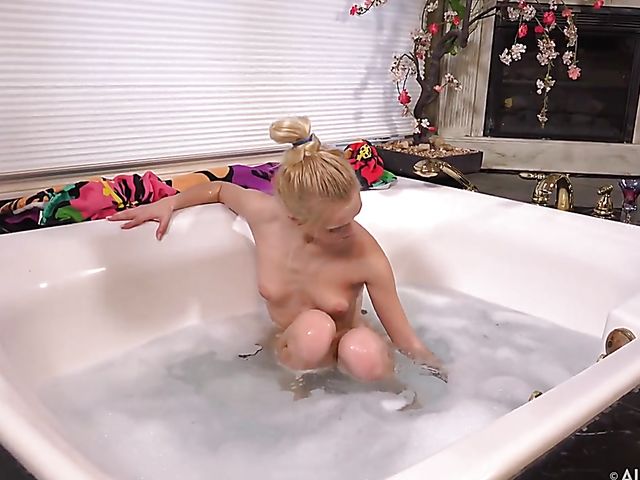 Alex Grey - BTS of bathtub masturbation with a bottle