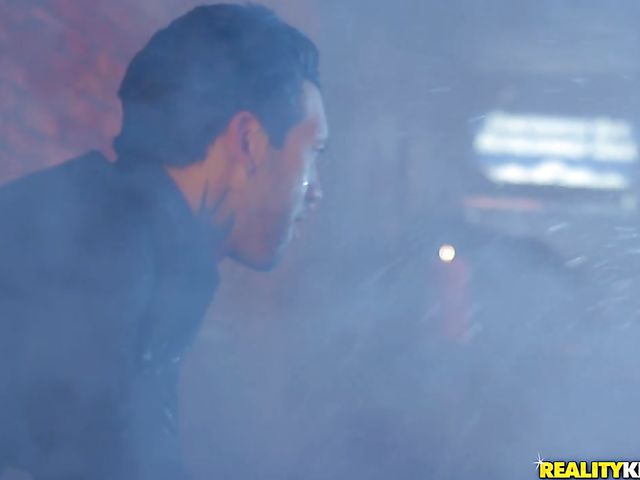 Tattooed stripper Bonnie Rotten squirting with Small Hands