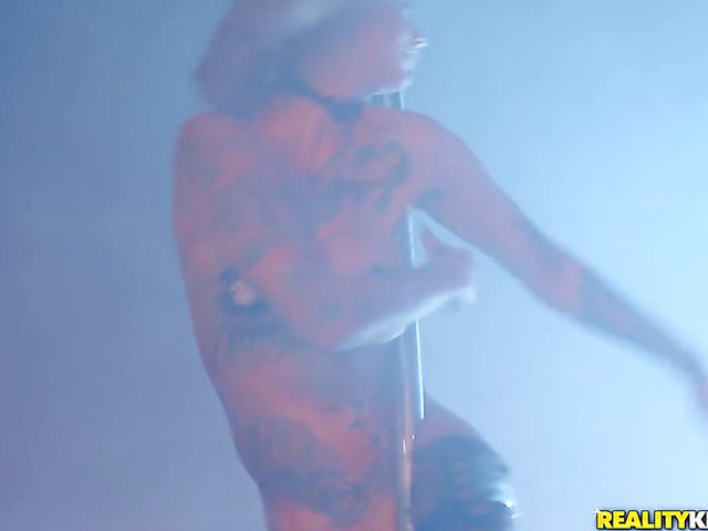 Tattooed stripper Bonnie Rotten squirting with Small Hands