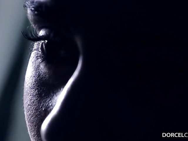 Outdoor sex at night with MILF India Summer