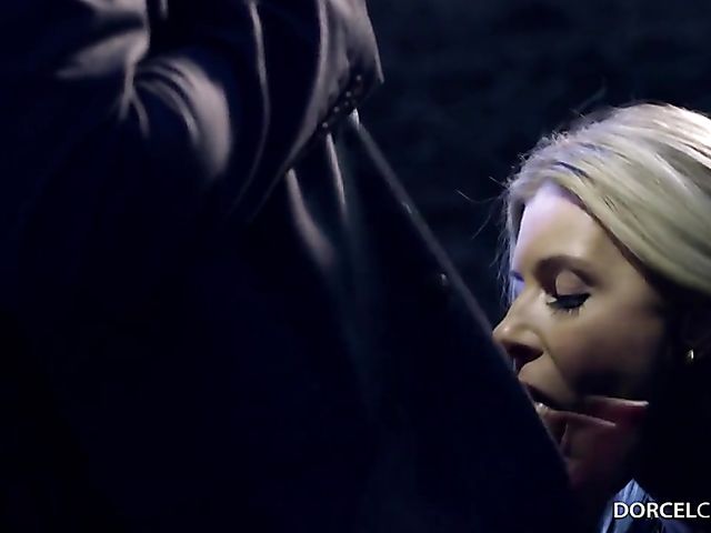 Outdoor sex at night with MILF India Summer