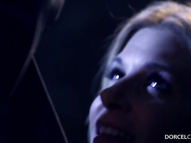 Outdoor sex at night with MILF India Summer